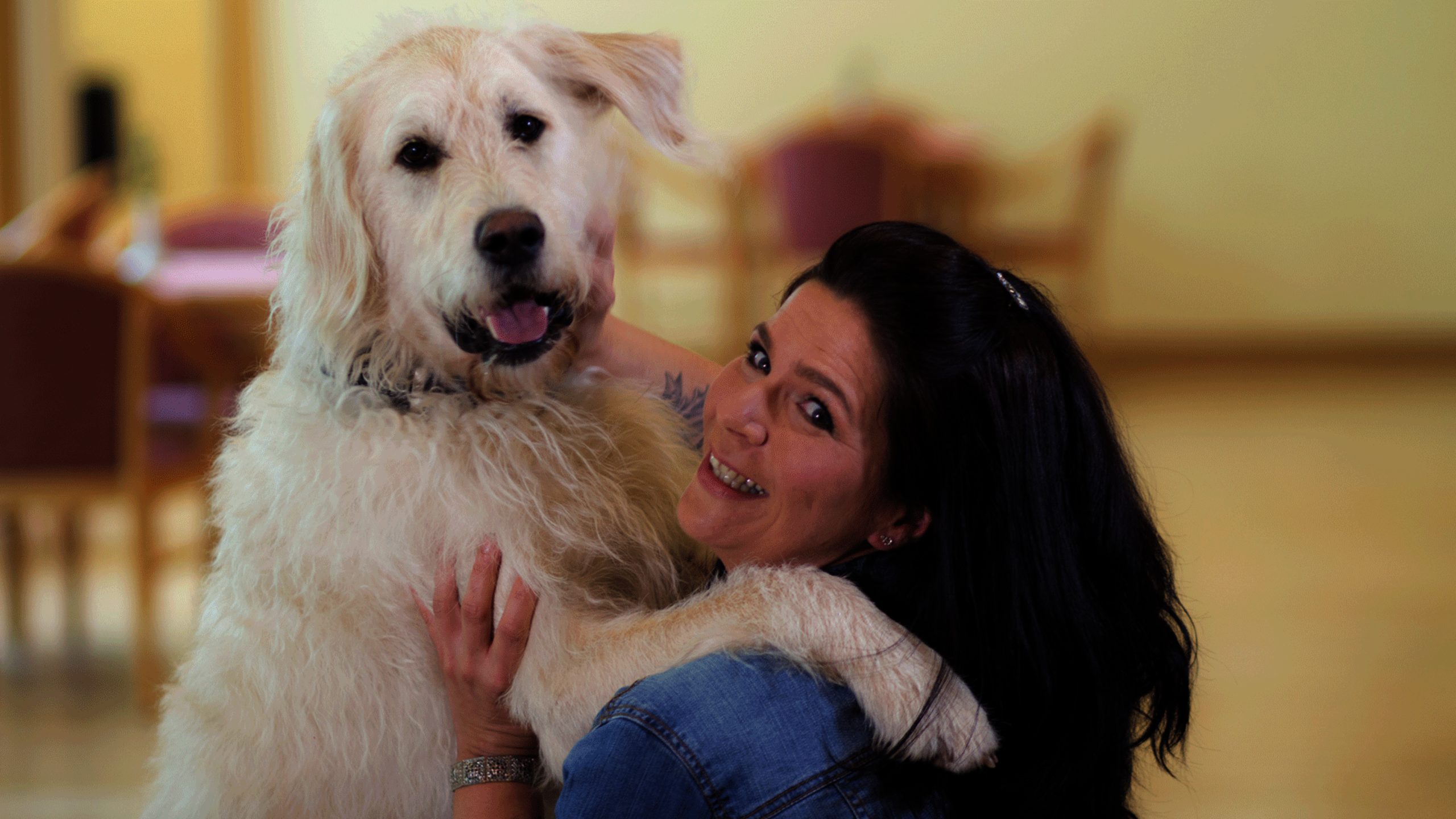 Steffi Rackwitz mit Hund, der sich auf ihren Schultern abstützt