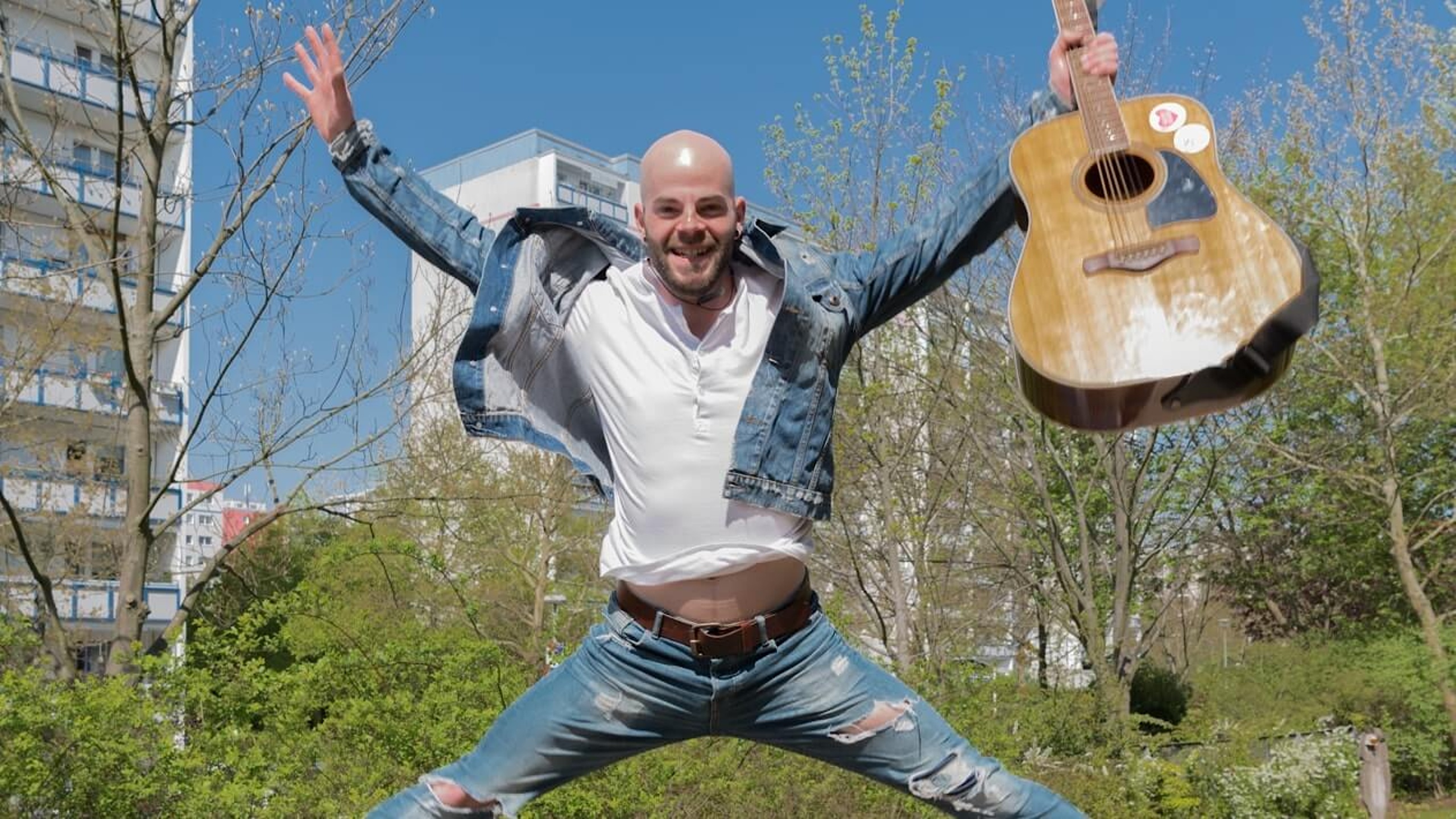 Marcel Gewinnus springt in die Luft mit seiner Gitarre