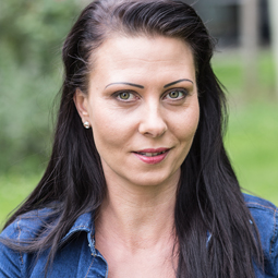 Nicole-Janine Kowalewski lächelt