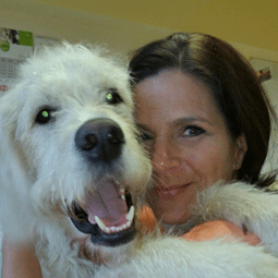 Maremmen-Abruzzen-Schäferhund und Steffi Rackwitz lächeln in die Kamera